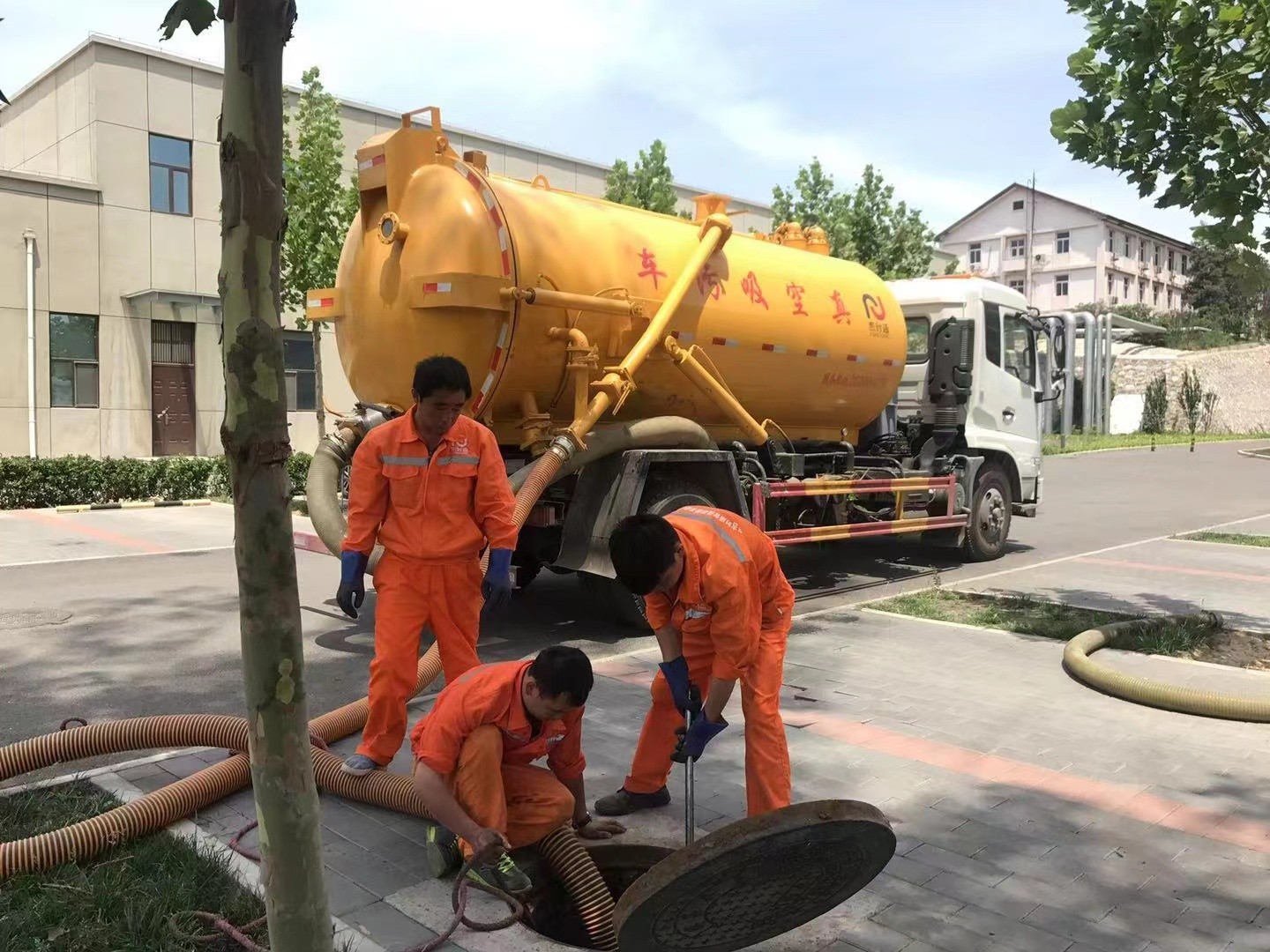 三穗管道疏通车停在窨井附近