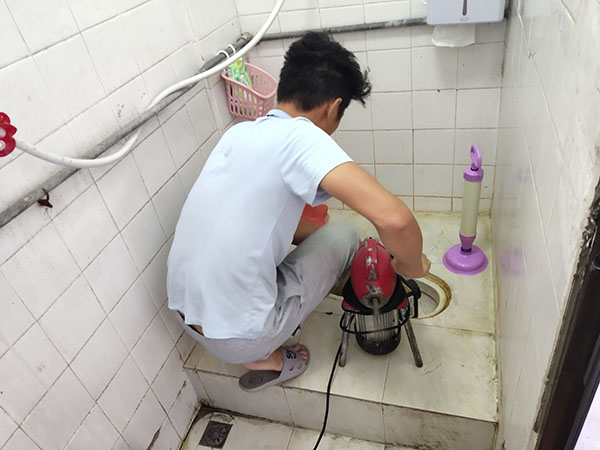三穗管道堵塞冒臭气 专业师傅现场解决问题