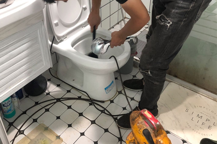 三穗马桶堵塞自己疏通还是找师傅？专业上门服务让你省时更省心