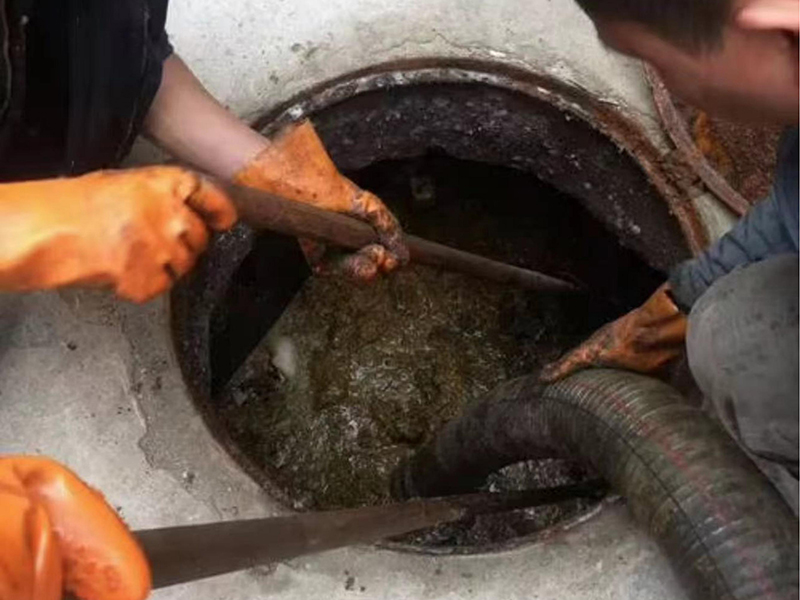 三穗清理化粪池时如何避免沼气的危害？